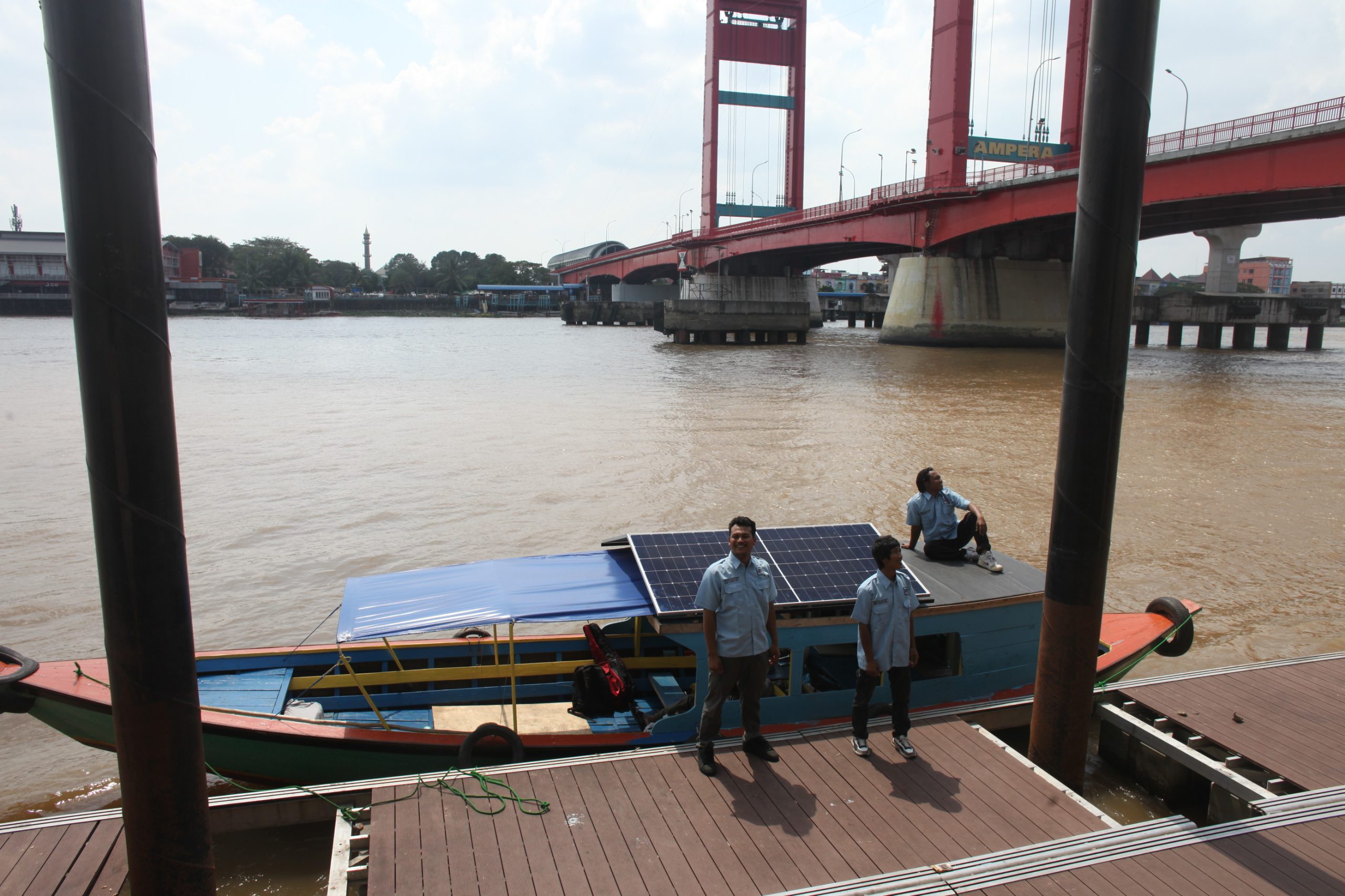 perahu listrik yang menggunakan energi biomassa eceng gondok