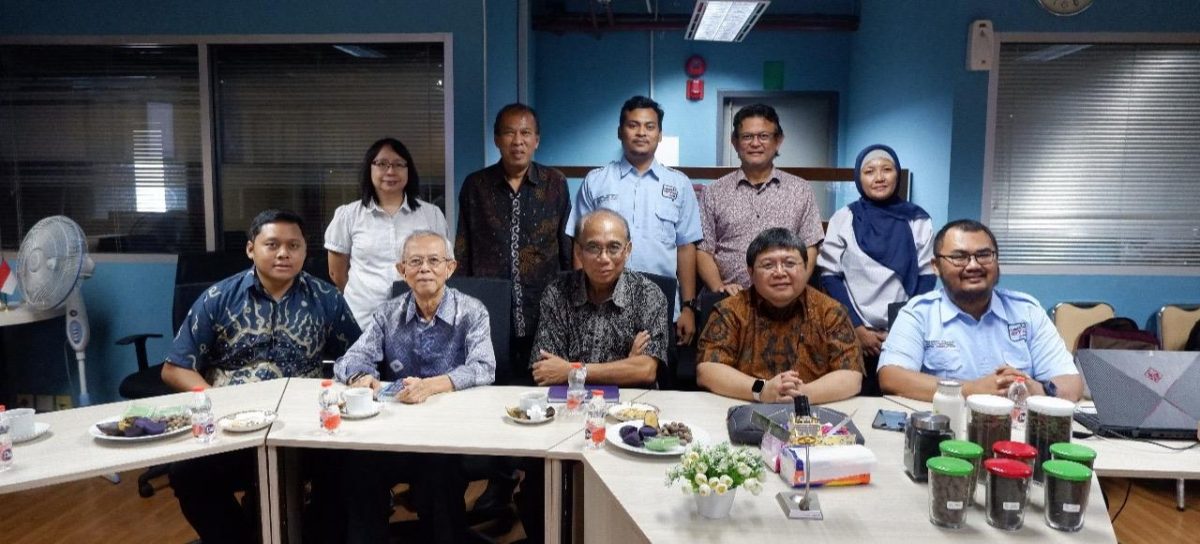 Managing Director of Comestoarra Bentarra Noesantarra Arief Noerhidayat MSc. (Front, Far Right) at the Discussion on Electric Boats at the Center for Technology & Innovation Studies (CTIS), Wednesday, February 26, 2025.