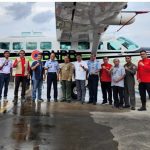 Tim TMC BNPB dan SMART AVIATION di depan pesawat Cessna Caravan saat ditinjau pimpinan Kementerian LHK dan BNPB.