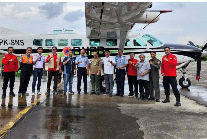 Tim TMC BNPB dan SMART AVIATION di depan pesawat Cessna Caravan saat ditinjau pimpinan Kementerian LHK dan BNPB.