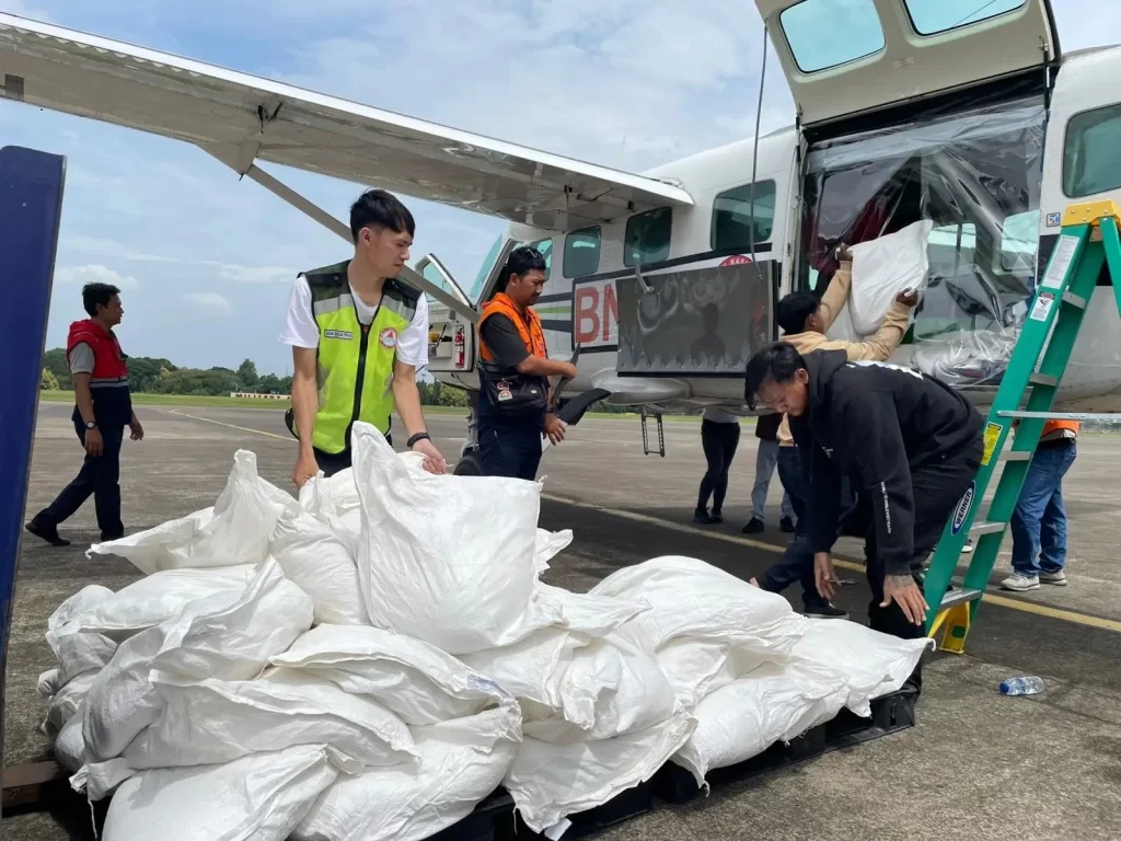 bahan untuk teknologi modifikasi cuaca berupa garam NaCL diangkut ke pesawat 