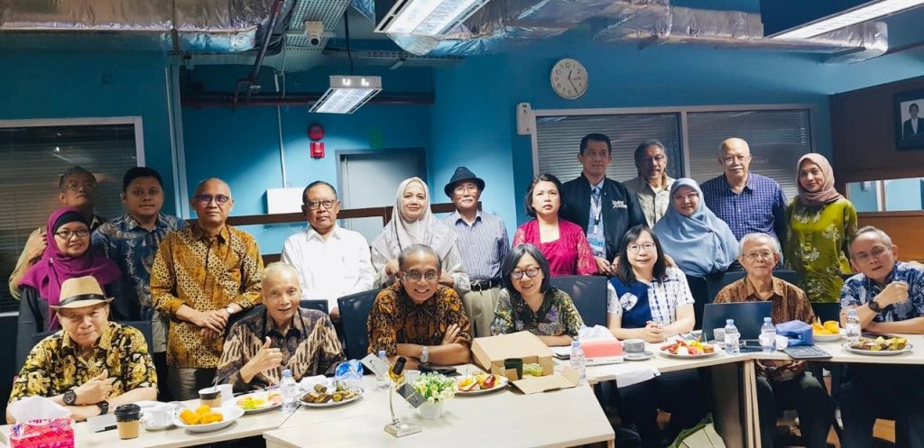 Sebagai negara maritim, Indonesia memiliki potensi besar dalam pemanfaatan rumput laut—tidak hanya sebagai bahan pangan, tapi juga sebagai bahan baku alternatif plastik
