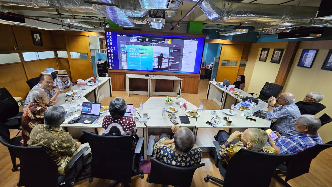 Melelehnya salju di benua Antartika berpengaruh besar terhadap kondisi iklim global, termasuk Indonesia.