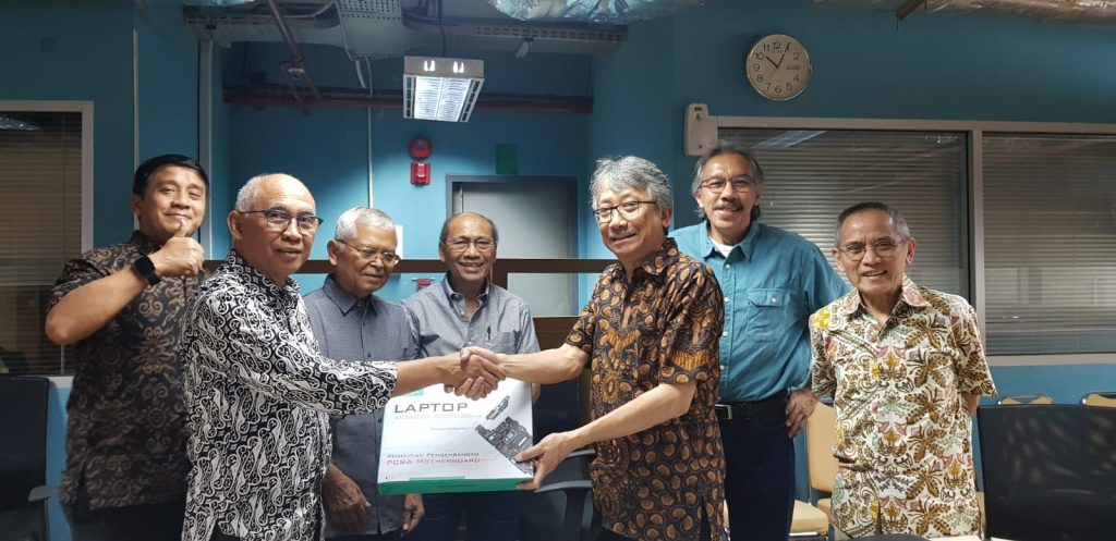 Pemerintah Indonesia meluncurkan program Laptop Merah Putih, sebuah perangkat hasil produksi konsorsium perguruan tinggi dan industri nasional