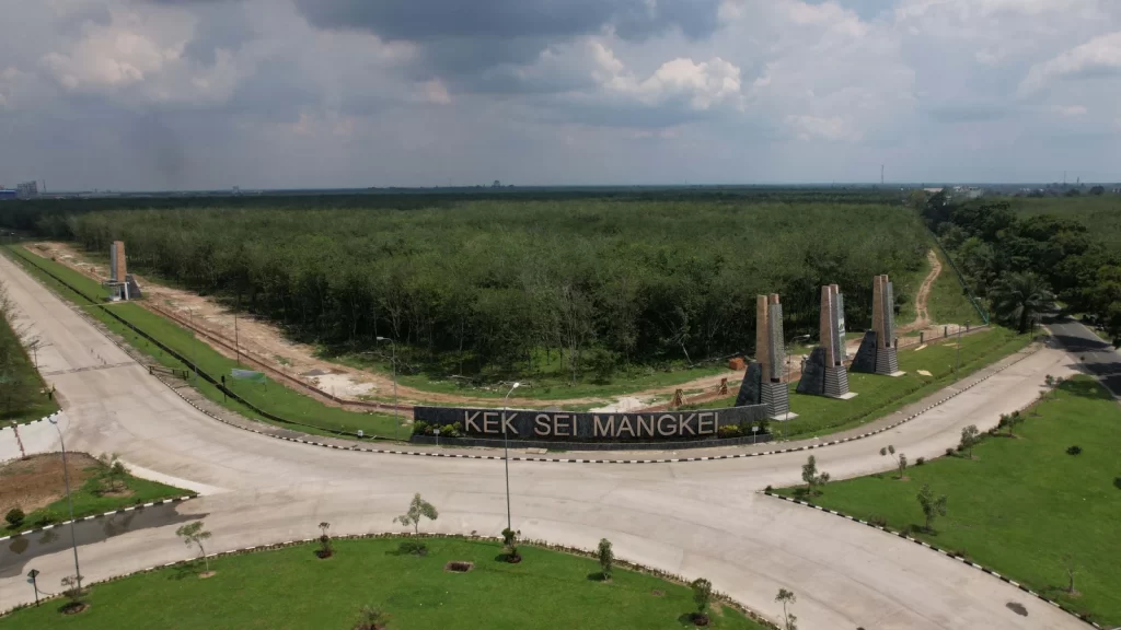 Pelabuhan Kuala Tanjung di Kabupaten Batu Bara, Sumatra Utara, disiapkan bersinergi dengan Pelabuhan Batam untuk mewujudkan hub logistik dan transshipment port bertaraf internasional. 