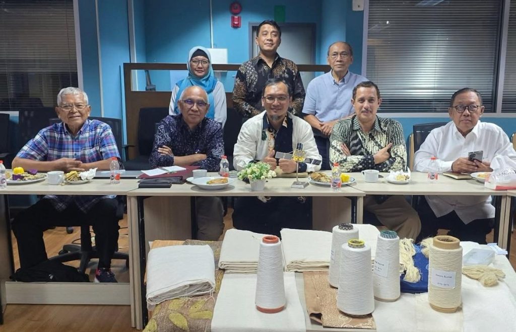 Indonesia memiliki beragam potensi bahan baku tekstil, mulai dari serat rami, nanas, kapok, hingga kapas lokal. 