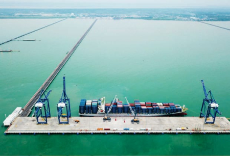 Pelabuhan Kuala Tanjung di Kabupaten Batu Bara, Sumatra Utara, disiapkan bersinergi dengan Pelabuhan Batam untuk mewujudkan hub logistik dan transshipment port bertaraf internasional.