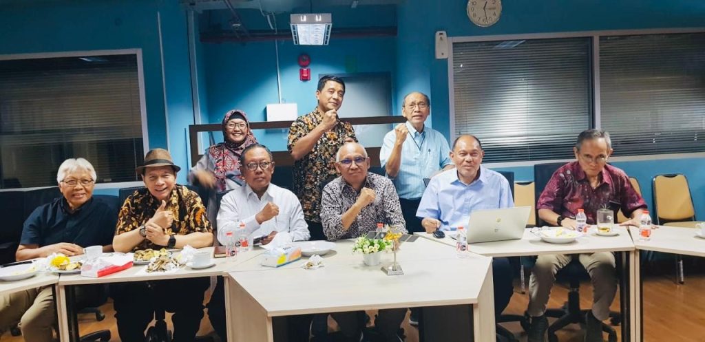 Kisah internet di Indonesia tidak lepas dari peran B.J. Habibie saat memimpin BPPT (Badan Pengkajian dan Penerapan Teknologi).