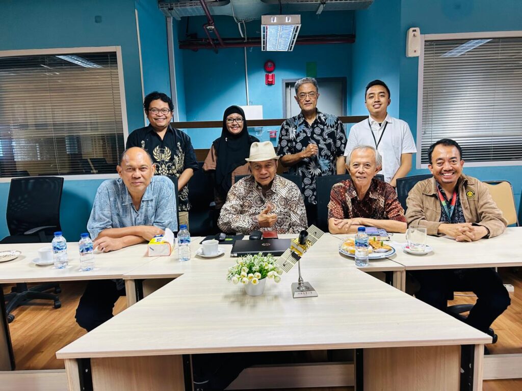 Perang modern kini bertumpu pada integrasi teknologi, khususnya AI, sensor canggih, dan sistem kendali otonom yang memungkinkan respons cepat dan akurat di medan tempur,