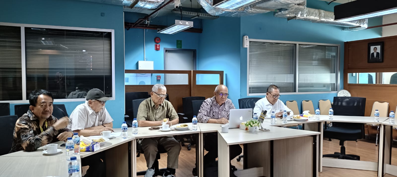 Di Indonesia, kini hadir aplikasi bernama Jejaku yang dirancang khusus untuk menghitung jejak karbon sektor transportasi dengan menggunakan basis data nasional.