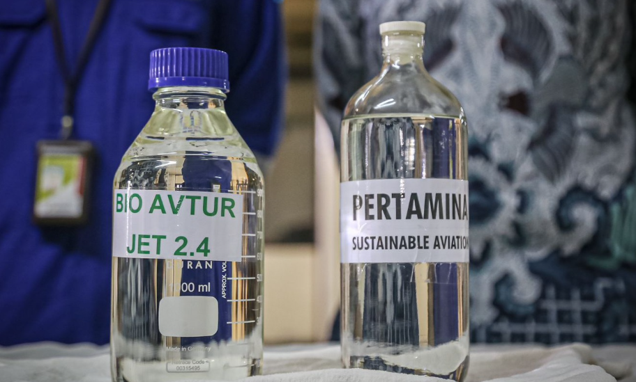 Sustainable Aviation Fuel (SAF) atau bahan bakar penerbangan berkelanjutan dinilai menjadi salah satu solusi penting dalam menekan emisi karbon sektor penerbangan global.