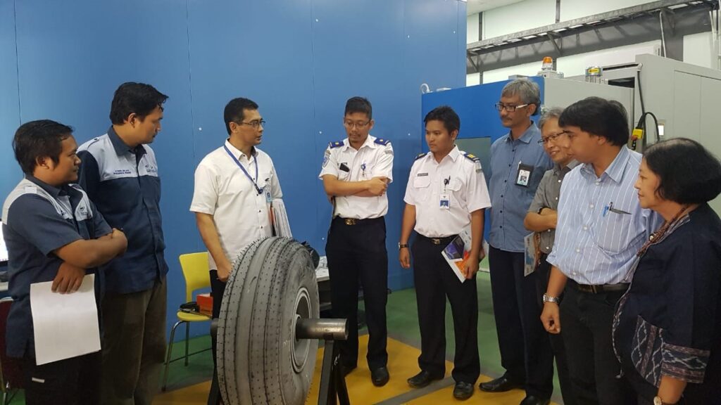 Indonesia memiliki peluang besar membangun industri ban pesawat nasional berbasis karet alam. 