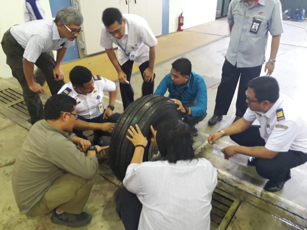 Indonesia memiliki peluang besar membangun industri ban pesawat nasional berbasis karet alam. 