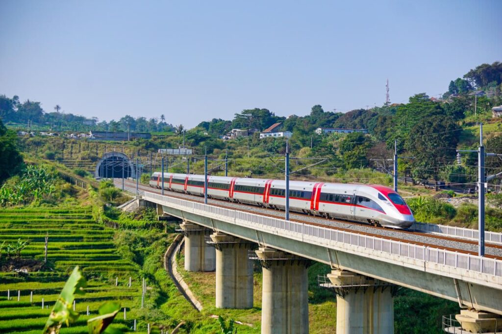 Kehadiran Kereta Cepat Whoosh dinilai telah membawa perubahan besar bagi sistem transportasi nasional melalui peningkatan mobilitas, efisiensi perjalanan, dan pengurangan emisi karbon.