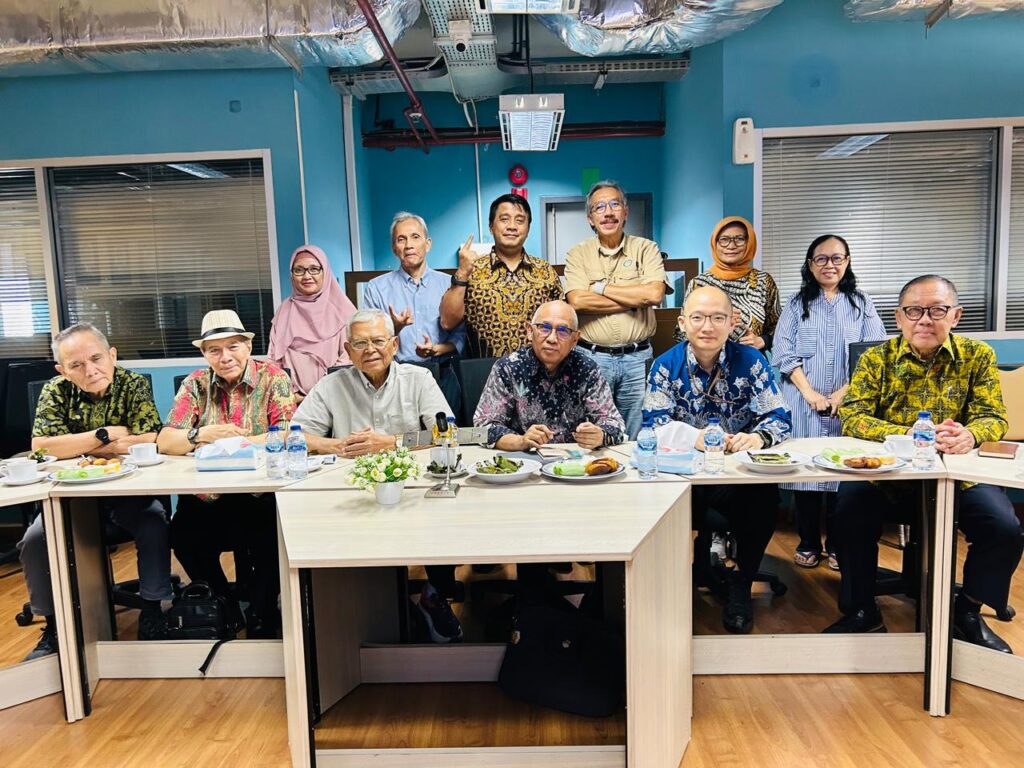 Kehadiran Kereta Cepat Whoosh dinilai telah membawa perubahan besar bagi sistem transportasi nasional melalui peningkatan mobilitas, efisiensi perjalanan, dan pengurangan emisi karbon.