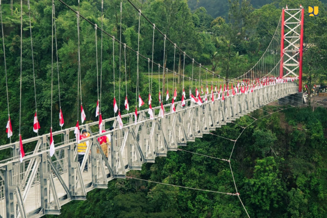 Perancangan, konstruksi, dan pertimbangan struktur jembatan di Indonesia terus berkembang seiring kemajuan dunia teknik sipil.