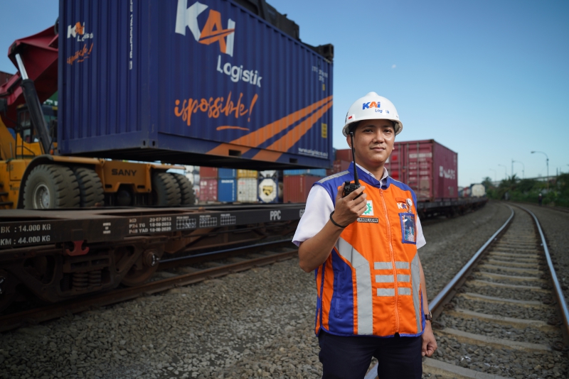  Indonesia perlu membangun jalur khusus kereta api kargo untuk menekan biaya logistik, meningkatkan daya saing ekonomi, dan mengurangi beban angkutan barang di jalan raya. 