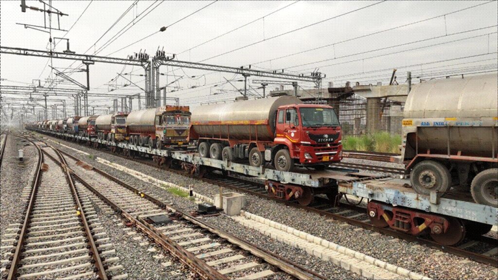 Indonesia perlu membangun jalur khusus kereta api kargo untuk menekan biaya logistik, meningkatkan daya saing ekonomi, dan mengurangi beban angkutan barang di jalan raya. 