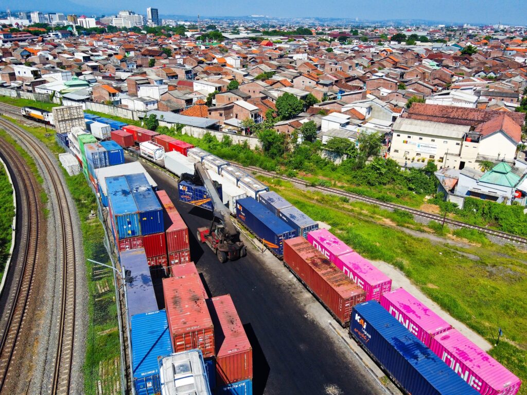 Indonesia perlu membangun jalur khusus kereta api kargo untuk menekan biaya logistik, meningkatkan daya saing ekonomi, dan mengurangi beban angkutan barang di jalan raya. 